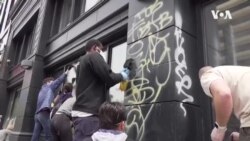 志愿者自发清理抗议过后的城市