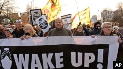 Para pegiat lingkungan hidup untuk iklim ikut serta dalma March for Climate sebagai bentuk protes terhadap pemanasan global di tengah-tengah rapat COP24 Konferensi Perubahan Iklim PBB di Katowice, Polandia, Sabtu, 8 Desember 2018 (foto: AP Photo/Alik Keplicz)