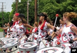 女子鼓手队参加小镇纪念日游行