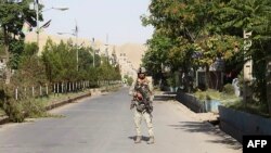 Pripadnik avganistanskih snaga bezbednosti na straži na putu tokom sukoba sa talibanskim borcima u zapadnom gradu Kala-i-Nav, glavnom gradu pokrajine Badgis, 8. jula 2021.