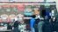 Para pembeli antre di depan truk makanan Flavor Hive. (VOA)