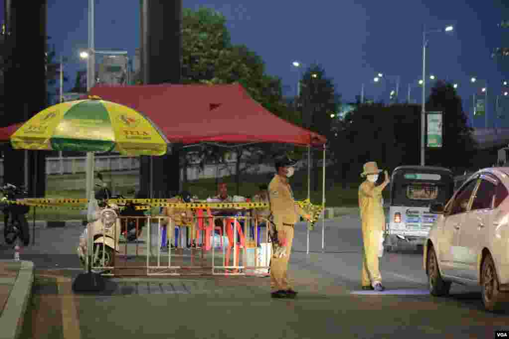 អាជ្ញាធររឹតបន្តឹងការធ្វើដំណើរ ក្នុងអំឡុងពេលដាក់បំរាមគោចរ ដើម្បីទប់ស្កាត់ការរីរាលដាល នៃជំងឺកូវីដ១៩ រាជធានីភ្នំពេញថ្ងៃទី១៥ ខែមេសា ឆ្នាំ២០២១។ (ហ៊ាន សុជាតា/វីអូអេ)