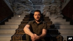 乌克兰总统泽连斯基在基辅接受美联社的采访(2022年4月9日）