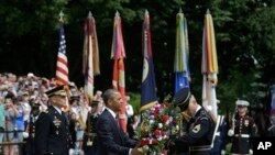 2013年5月27日奥巴马总统在阿灵顿国家公墓参加敬献花圈仪式
