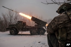 Prajurit Ukraina menembakkan rudal MRLS BM-21 'Grad' ke posisi tentara Rusia di dekat Chasiv Yar, wilayah Donetsk, Ukraina, Sabtu, 15 Februari 2025. (Foto: via AP)