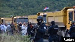 Građani sa severa Kosova protestuju na Jarinju, gde se nalaze i snage kosovske policije ROSU