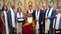 Mantan Ketua DPR AS Nancy Pelosi (ketiga dari kiri) berpose bersama pemimpin spiritual Tibet, Dalai Lama, dan sejumlah anggota senior DPR AS, di Dharamsala, India, Rabu, 19 Juni 2024. (Foto: website resmi Dalai Lama/AFP)