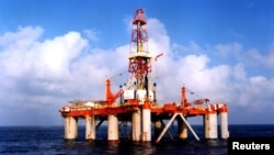 资料照：中国海洋石油公司在南中国海的海上钻井平台。（2004年2月2日）