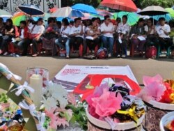 Jemaat Gereja Kristen Indonesia Yasmin (GKI Yasmin) di Bogor dan HKBP Filadelfia di Bekasi menggelar ibadah Paskah di seberang Istana Merdeka, Jakarta Pusat (foto dok. VOA/Fathiyah).