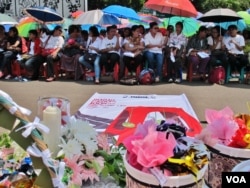 Jemaat Gereja Kristen Indonesia Yasmin (GKI Yasmin) di Bogor dan HKBP Filadelfia di Bekasi menggelar ibadah Paskah di seberang Istana Merdeka, Jakarta Pusat. (VOA/Fathiyah).