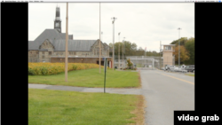 被铁丝网环绕的监狱内部。（视频截图）