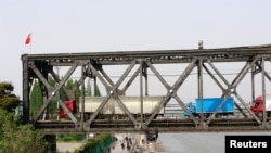 2018年5月24日，在鸭绿江上连接朝鲜新义州和中国辽宁省丹东的友谊大桥，卡车等待边境检查。