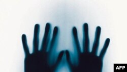 Theo đơn kiện của nhóm người lao động, họ bị cầm nhốt trong nhà và bị đối xử như những người phục dịch, bị hiếp đáp