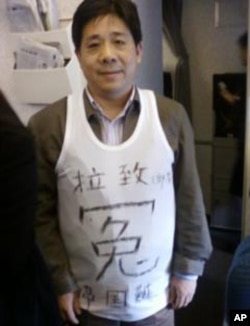 在东京机场争取回国的维权人士冯正虎