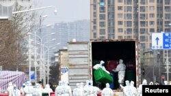 身穿防护服的工人在清理清理武汉华南海鲜市场。这里曾被认为是新冠病毒的发源地。（2020年3月4日）