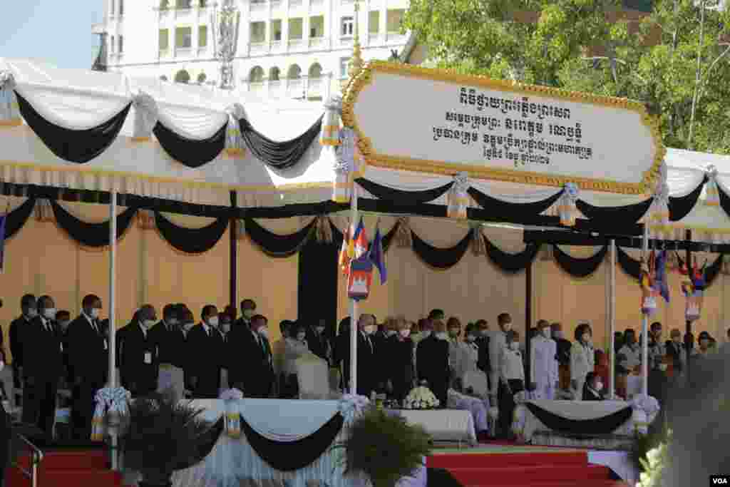 ពិធី​បូជា​ព្រះ​សព​របស់​សម្តេច​ក្រុម​ព្រះ​ ​នរោត្តម​ រណឫទ្ធិ​ នៅ​វាល​ព្រះមេរុ ​មុខ​​វត្តបុទមវតី​ រាជធានី​ភ្នំពេញ​ ថ្ងៃទី៨​ ខែធ្នូ​ ឆ្នាំ​២០២១។ (ហ៊ាន សុជាតា/វីអូអេ)