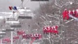 VOA Trending Topic: Ratusan Sinterklas Kumpulkan Dana Amal dengan Skiing dan Snowboarding
