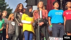 Putri Gayatri York berbagi panggung dengan artis Salma Hayek dan Ratu Rania, serta delegasi negara-negara lainnya dalam acara di markas PBB di New York (foto courtesy: Save the Children).