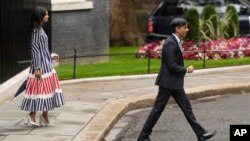 Britanski premijer Riši Sunak napušta rezidenciju sa suprugom (Foto: AP. Vadim Ghirda)