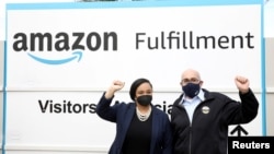 美国众议员妮基玛·威廉斯与零售批发和百货商店工会负责人斯图亚特·阿佩尔鲍姆在亚马逊公司位于阿拉巴马州贝瑟默的配送中心合影。该设施工人们将投票决定是否加入该工会。(2021年3月5日)