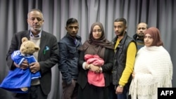 Keluarga Amira Abase dan keluarga Shamima Begum setelah wawancara dengan media di London, 22 Februari 2015.