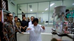 Wali Kota Surabaya Tri Rismaharini didampingi Rektor Universitas Airlangga meninjau fasilitas di Rumah Sakit Unair. (Foto: VOA/ Petrus Riski)
