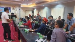 Suasana pertemuan mediasi yang diinisiasi oleh Pemerintah Provinsi Sulawesi Tengah di Kantor Gubernur Sulawesi Tengah di Palu untuk penyelesaian dampak bendungan PLTA Poso, Rabu (22/12/2021) (Foto : VOA/Yoanes Litha)