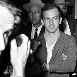 李.哈维.奥斯瓦尔德在达拉斯警察局里