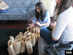 Sejumlah remaja Muslim Amerika sedang menyiapkan sebagian paket bantuan makanan bagi para tuna wisma (foto: dok).