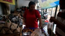 Tri Novita adalah generasi ketiga pemilik Angkringan Lik Man di Yogyakarta, yang meneruskan usaha pamannya tersebut sejak tahun 2000an, Yogyakarta, 27 Oktober 2021. (Foto: VOA/Indra Yoga)