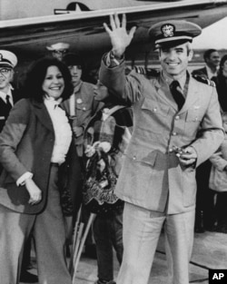 1973年3月18日，曾经当过5年战俘的约翰·麦凯恩中校抵达佛罗里达州杰克逊维尔海军航空站，挥手致意。