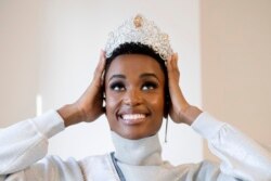 Miss Universe 2019 Zozibini Tunzi dari Afrika Selatan setelah wawancara di New York pada hari Rabu, 11 Desember 2019. Tunzi, seorang aktivis kekerasan gender berusia 26 tahun, dinobatkan sebagai Miss Universe 2019 pada Minggu di Atlanta. (Foto: AP)