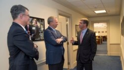 谷歌领导人施密特（中）2016年3月14日访问五角大楼 （美国国防部照片）