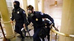 Polisi Gedung Kongres AS siap siaga sementara para pendukung Trump memasuki Gedung Kongres, Rabu (6/1).