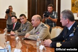 Sastanak predsedavajućeg Vojnog komiteta NATO, vazduhoplovnog maršala Stjuarta Piča, sa delegacijom Srbije predvođenom predsednikom Republike Aleksandrom Vučićem, u Beogradu, 17. septembra 2019. (Foto: Ministarstvo odbrane Srbije)