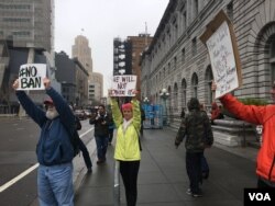 About 20 protesters gathered outside of the 9th Circuit Court of Appeals courthouse in San Francisco as the court began to hear arguments about the U.S. travel ban on visitors from seven countries, Feb. 7, 2017. (VOA /M. Quinn)