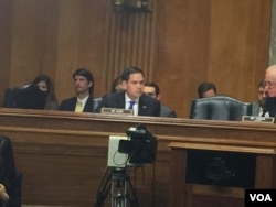 卢比奥参议员在听证会上（美国之音莉雅拍摄）