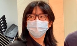 本身是大律师的支联会副主席邹幸彤7-1前夕再次被警方拘捕,被正式起诉”煽惑他人明知而非法参与未经批准集结罪”,7月2日在沙田裁判法院提堂 (美国之音/汤惠芸)