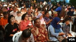 Masyarakat lintas agama ikut serta dalam mendoakan korban serangan bom bunuh diri 3 gereja, di Gereja Katolik Santa Maria Tak Bercela Surabaya (foto Petrus Riski/VOA).