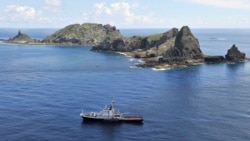 资料照：日本东京市政府测量船在日本称作尖阁列岛、中国称作钓鱼岛的岛屿旁。（路透社）