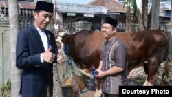 Presiden Jokowi menyerahkan hewan kurban di Masjid Agung Sukabumi, Jawa Barat hari Jumat 1 September 2017. (Foto: Biro Pers Kepresidenan)