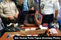 Petugas menangkap RW, calon penumpang yang membawa 153 butir amunisi dan uang Rp. 110 juta, 10 September 2018 (foto: Dok. Bidang Humas Polda Papua)