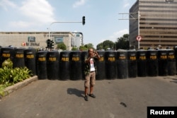 Hanya sebagian fitur media sosial dan messaging system yang dibatasi sementara.