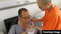 刘霞在医院病房陪护患肝癌晚期的刘晓波。（网络图片）