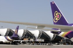 Pesawat terbang milik maslapai Thai Airways di bandara Suvarnabhumi, Bangkok, Thailand. (Foto: dok).