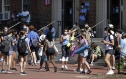 Mahasiswa University of North Carolina menunggu di luar Woolen Gym di Chapel Hill, saat mereka menunggu untuk masuk kelas kebugaran, Senin, 17 Agustus 2020. (Foto: Julia Wall/The News & Observer via AP)