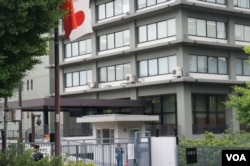 插着日中、日韩国旗欢迎中韩首脑访日的外务省 (美国之音记者歌篮拍摄)