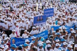 រូបឯកសារ៖ ទិដ្ឋភាពនៃ​សកម្មជន​គណបក្ស​ប្រជាជន​កម្ពុជា​ចូលរួម​ ក្នុង​ថ្ងៃទី១​ នៃ​យុទ្ធនាការ​ឃោសនា​បោះឆ្នោត​ឃុំ សង្កាត់​របស់​គណបក្ស​ប្រជាជន​កម្ពុជា​ ក្នុង​រាជធានី​ភ្នំពេញ​ នៅថ្ងៃ​ទី២០​ ខែ​ឧសភា​ ឆ្នាំ​២០១៧។ (ហ៊ាន សុជាតា/VOA)