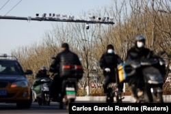 北京一条街道上的监控摄像头。（2021年11月25日）