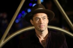Jude Law menghadiri penayangan perdana film "Fantastic Beasts: The Crimes of Grindelwald," di London, 13 November 2018.